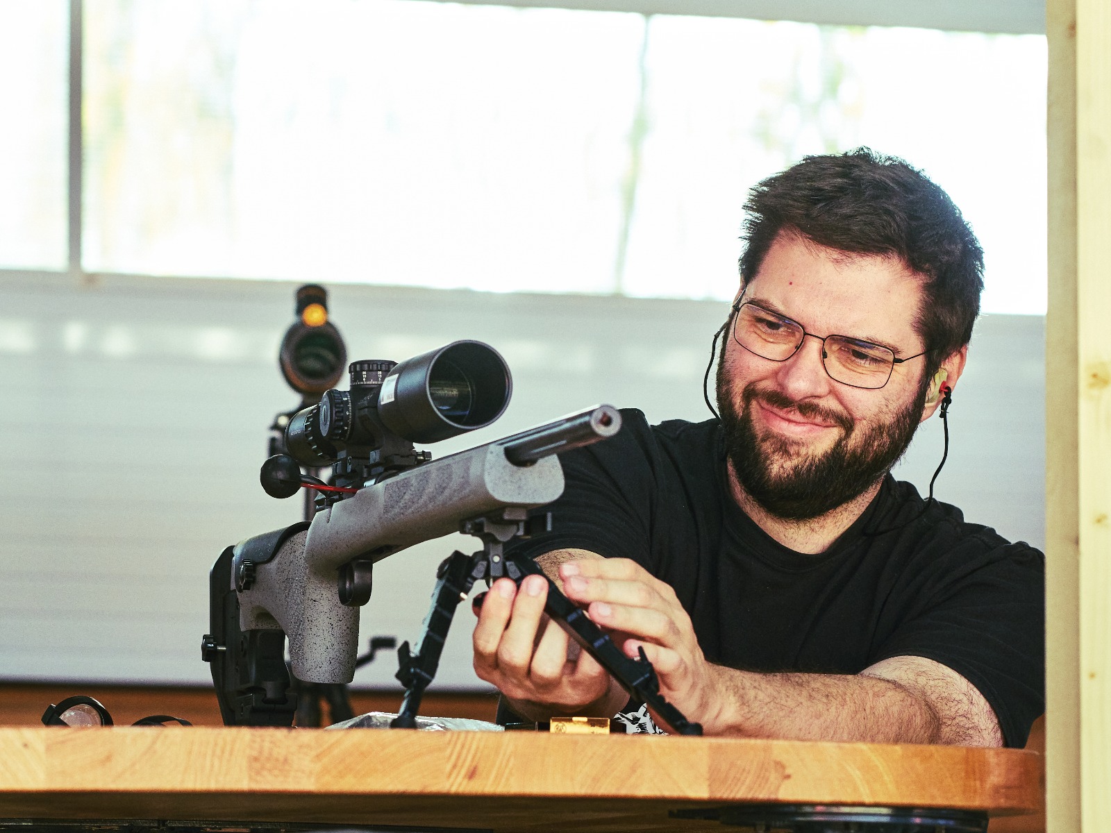 Trăgător reglându-și pușca la standul de benchrest