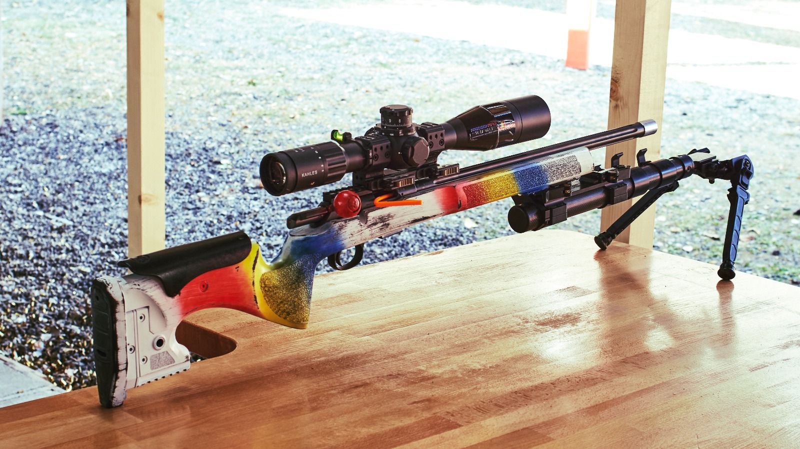 Pușcă de benchrest în culorile naționale, pe standul de tragere