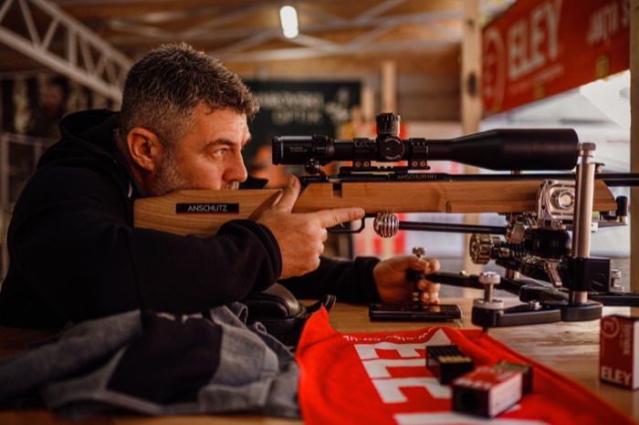 Trăgător la linia de benchrest, la Joița