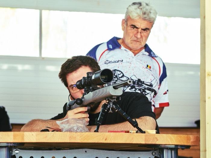 Pușcă de benchrest pe suport, pe masa de tragere